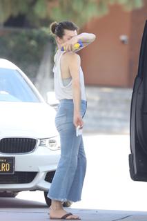 Milla Jovovich feet photo thumbnail