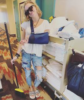 Katie Cassidy feet photo thumbnail