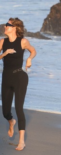 Khloé Kardashian feet photo thumbnail