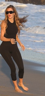 Khloé Kardashian feet photo thumbnail