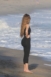 Khloé Kardashian feet photo thumbnail