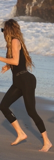 Khloé Kardashian feet photo thumbnail