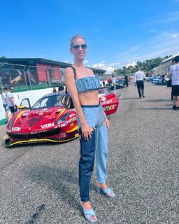 Nicole Neumann feet photo thumbnail