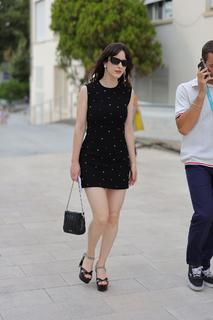 Rachel Brosnahan feet photo thumbnail