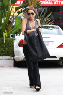 Miley Cyrus feet photo thumbnail