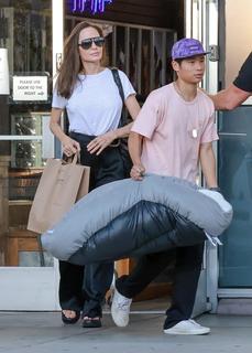 Angelina Jolie feet photo thumbnail