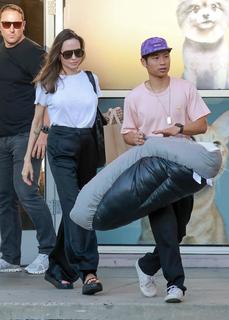 Angelina Jolie feet photo thumbnail