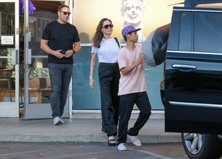 Angelina Jolie feet photo thumbnail