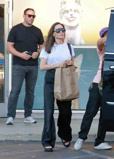 Angelina Jolie feet photo thumbnail