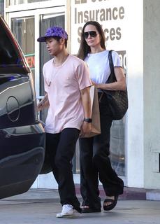 Angelina Jolie feet photo thumbnail