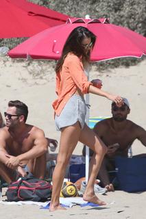 Alessandra Ambrosio feet photo thumbnail