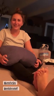 Rachel Ballinger feet photo thumbnail