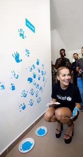 Rita Ora feet photo thumbnail