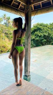 Julia Wieniawa-Narkiewicz feet photo thumbnail