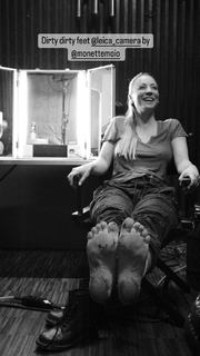 Kaley Cuoco feet photo thumbnail
