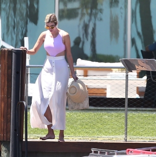 Ivanka Trump feet photo thumbnail