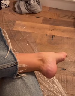 Kate Hudson feet photo thumbnail