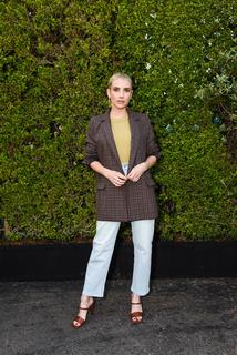 Emma Roberts feet photo thumbnail