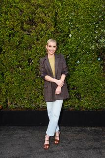 Emma Roberts feet photo thumbnail