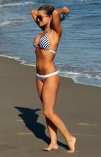 Carmen Electra feet photo thumbnail