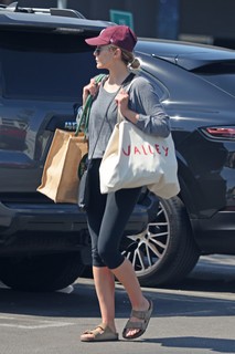 Elizabeth Olsen feet photo thumbnail