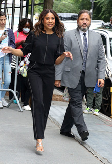 Regina Hall feet photo thumbnail