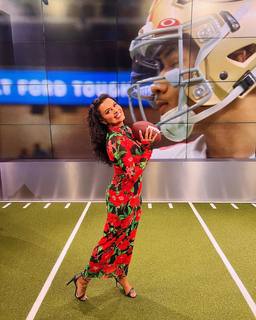 Joy Taylor feet photo thumbnail
