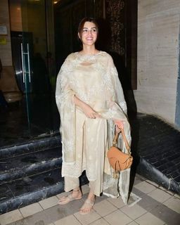 Kriti Sanon feet photo thumbnail