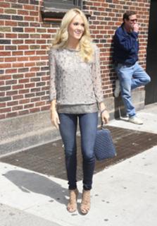 Carrie Underwood feet photo thumbnail