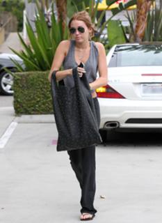 Miley Cyrus feet photo thumbnail