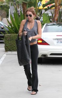 Miley Cyrus feet photo thumbnail