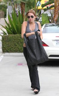 Miley Cyrus feet photo thumbnail