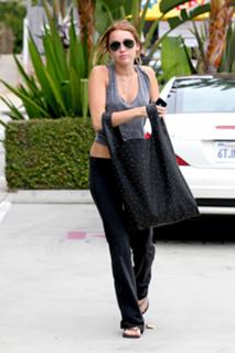 Miley Cyrus feet photo thumbnail