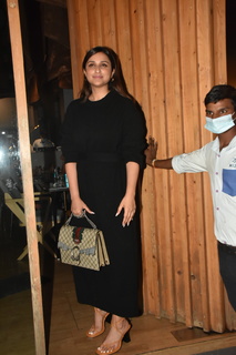 Parineeti Chopra feet photo thumbnail