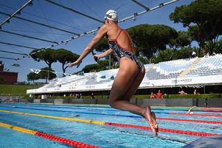 Federica Pellegrini feet photo thumbnail