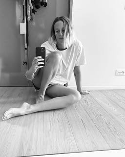 Federica Pellegrini feet photo thumbnail