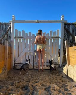 Federica Pellegrini feet photo thumbnail