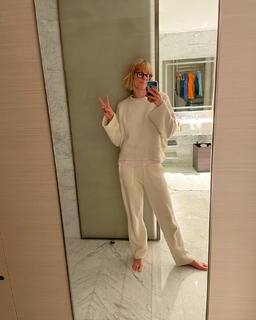 Federica Pellegrini feet photo thumbnail