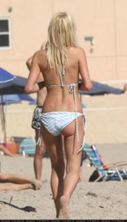Paris Hilton feet photo thumbnail