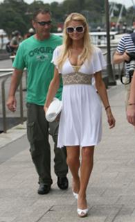 Paris Hilton feet photo thumbnail