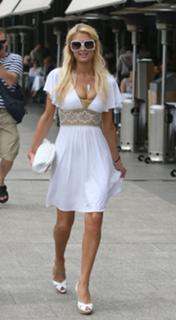 Paris Hilton feet photo thumbnail