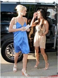Paris Hilton feet photo thumbnail