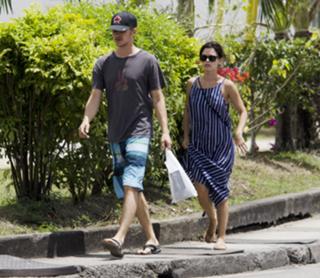 Rachel Bilson feet photo thumbnail