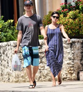 Rachel Bilson feet photo thumbnail