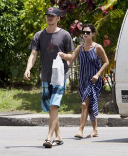 Rachel Bilson feet photo thumbnail