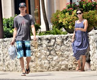 Rachel Bilson feet photo thumbnail