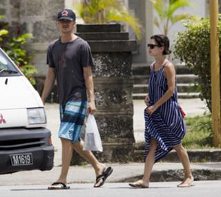 Rachel Bilson feet photo thumbnail