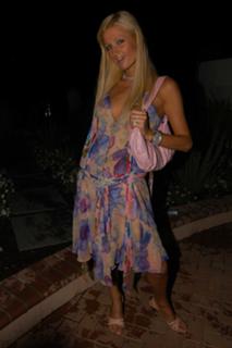 Paris Hilton feet photo thumbnail