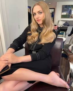 Amanda Seyfried feet photo thumbnail