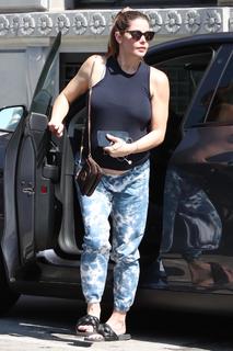 Ashley Greene feet photo thumbnail